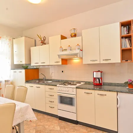 Ljiljana 1553 * Novigrad (Istria)