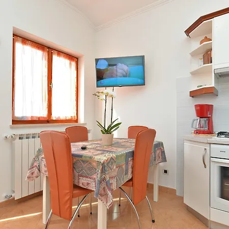 Ljiljana 1553 * Novigrad (Istria)